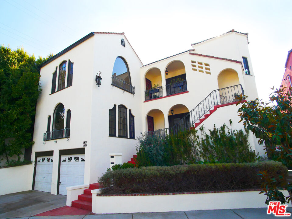 a view of a back yard of the house