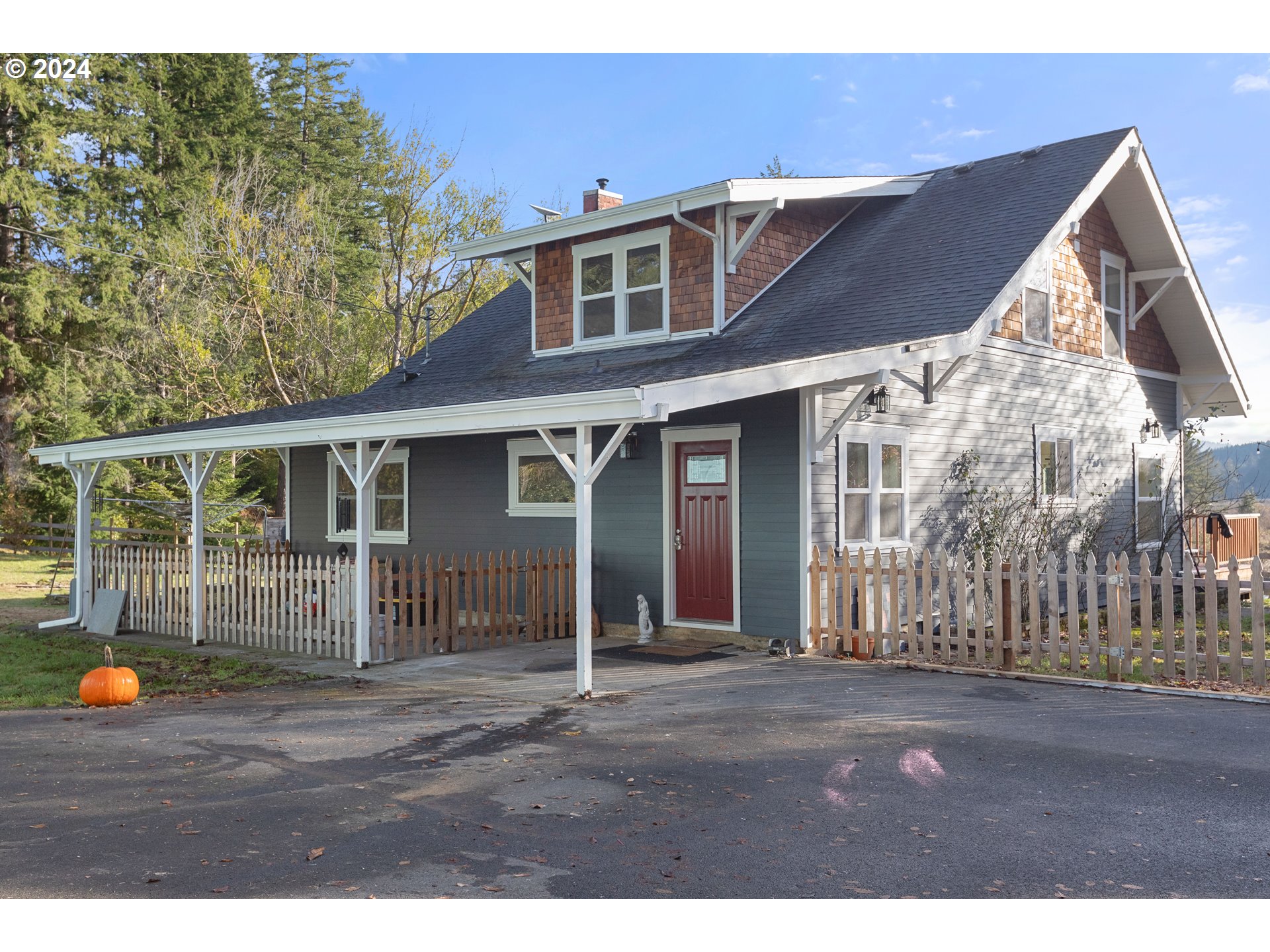 a view of outdoor space yard and front view of a house