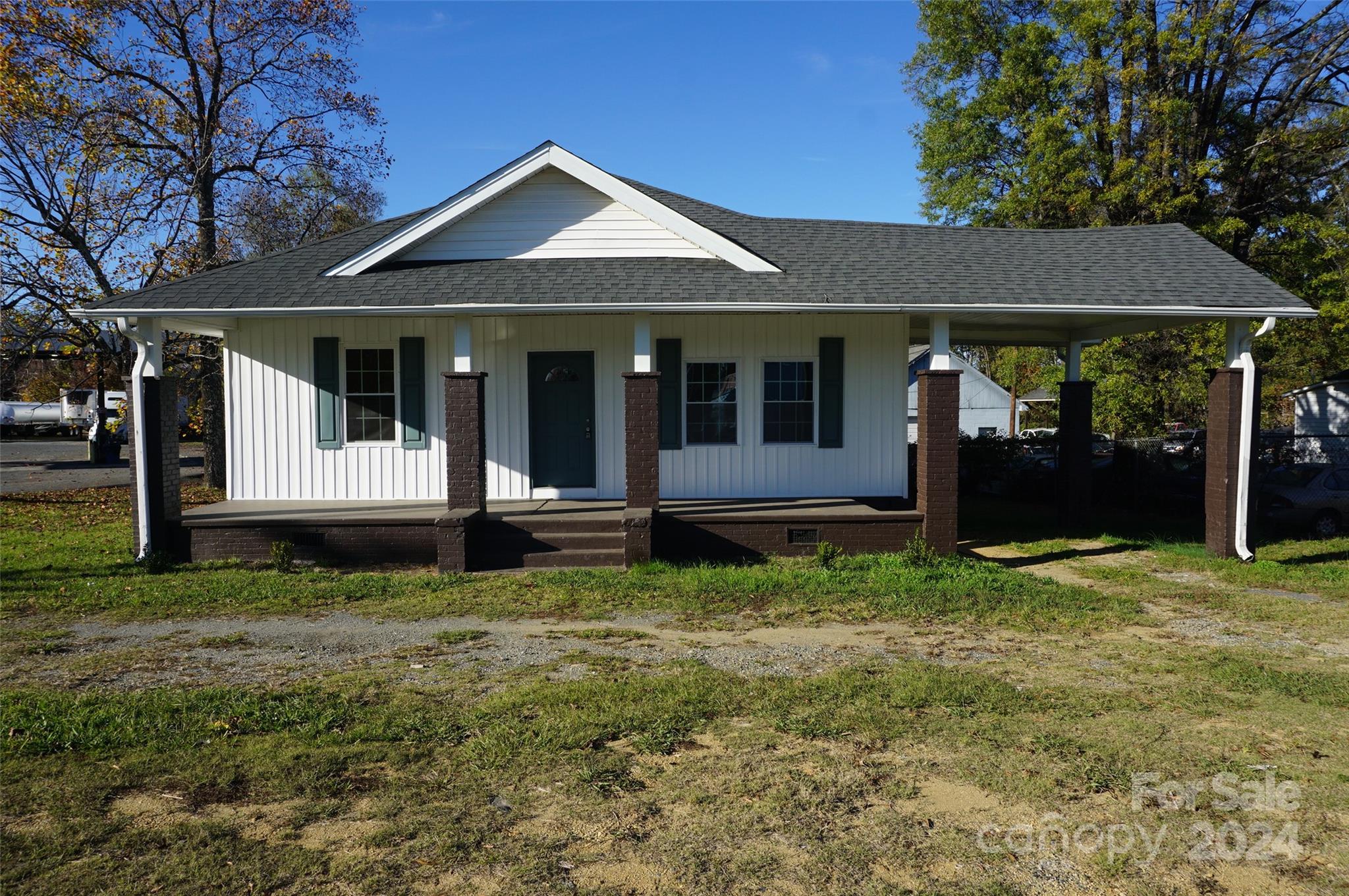 a view of a house with yard