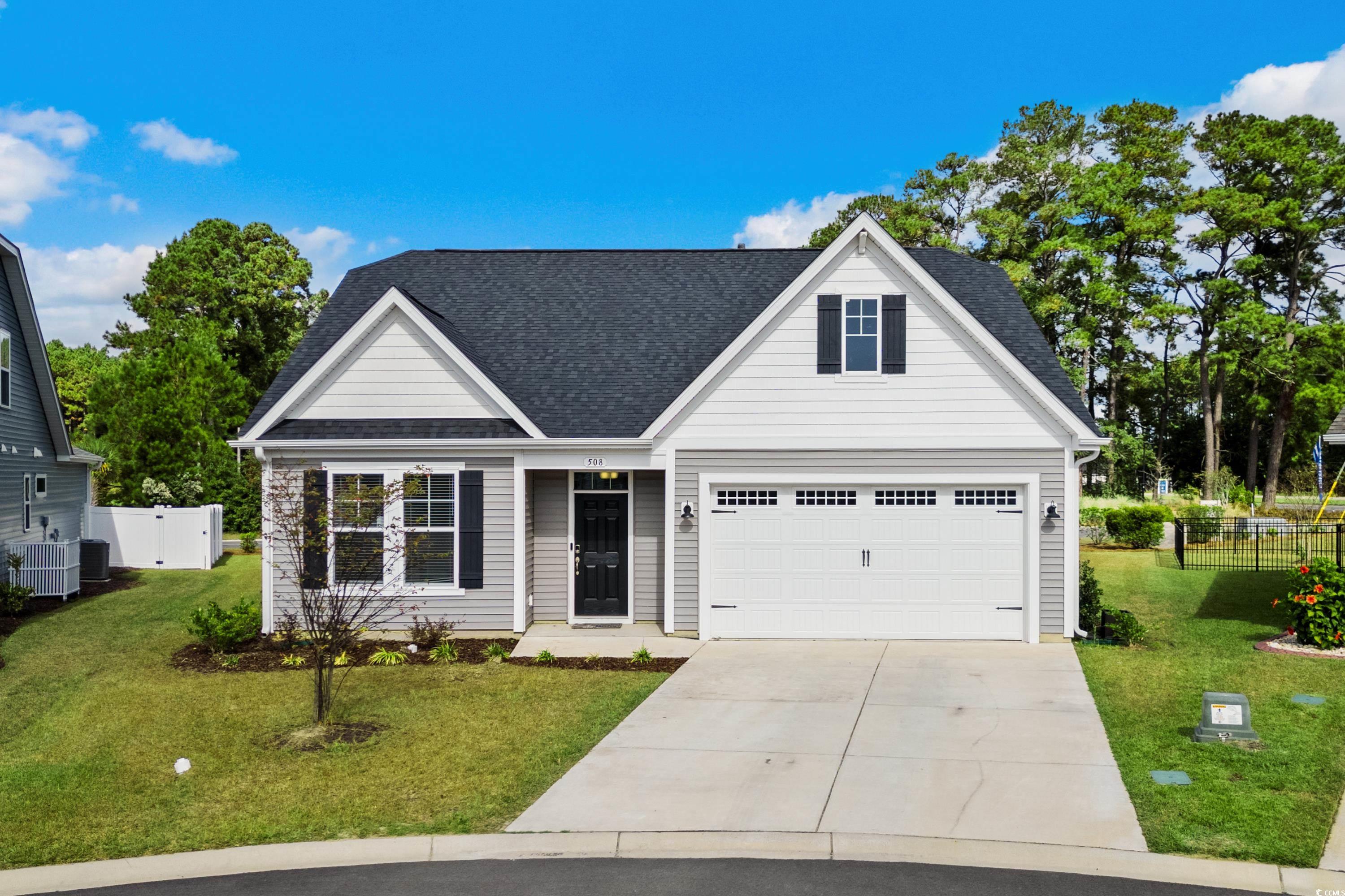 View of front facade featuring a front yard and ce