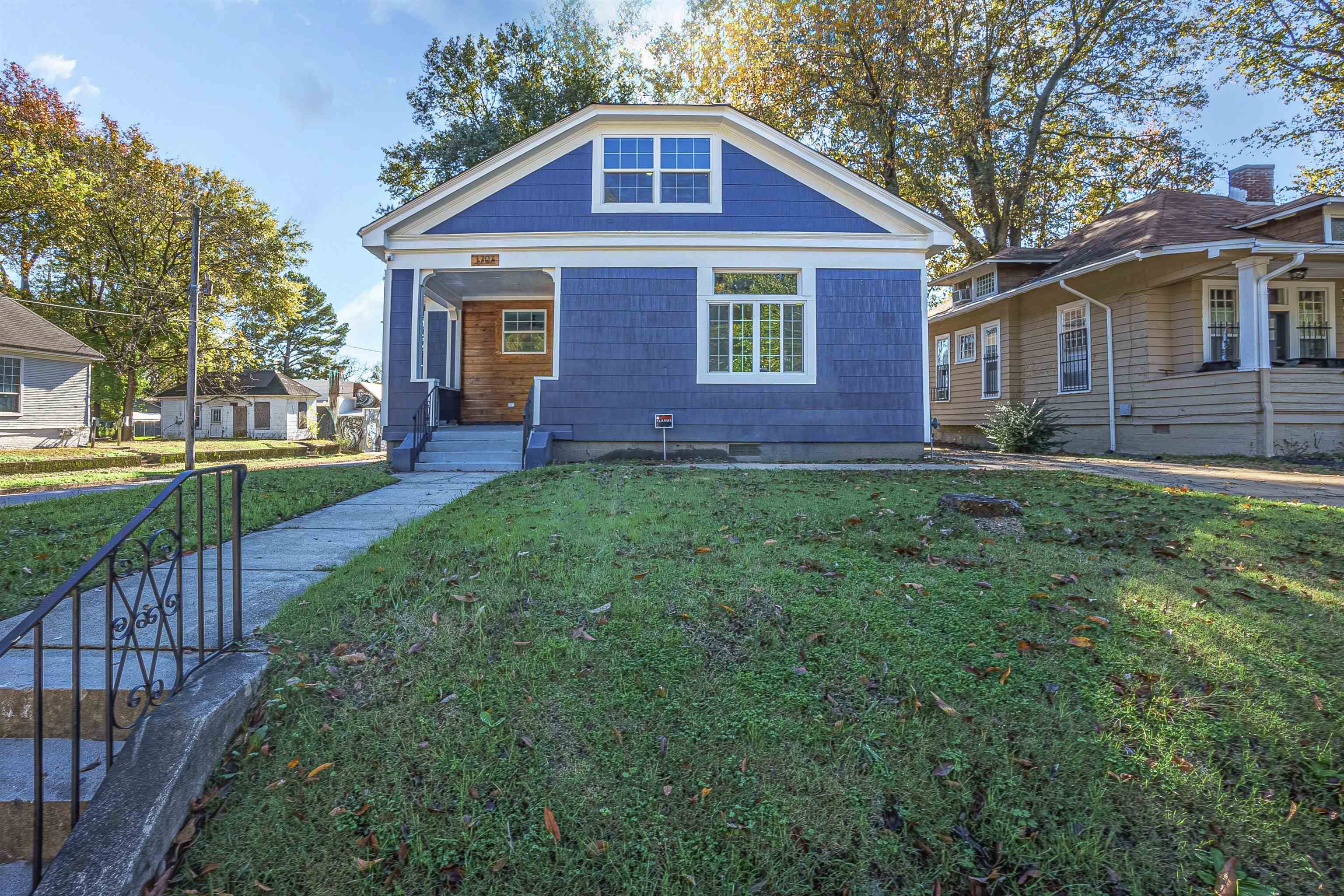 View of front of house featuring a front yard