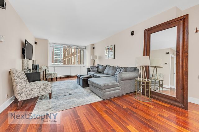 $699,000 | 245 East 54th Street, Unit 10S | Midtown East