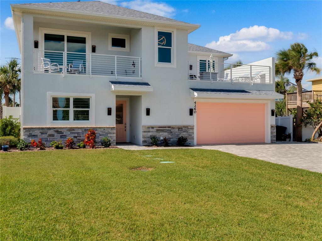 a view of a house with backyard and garden