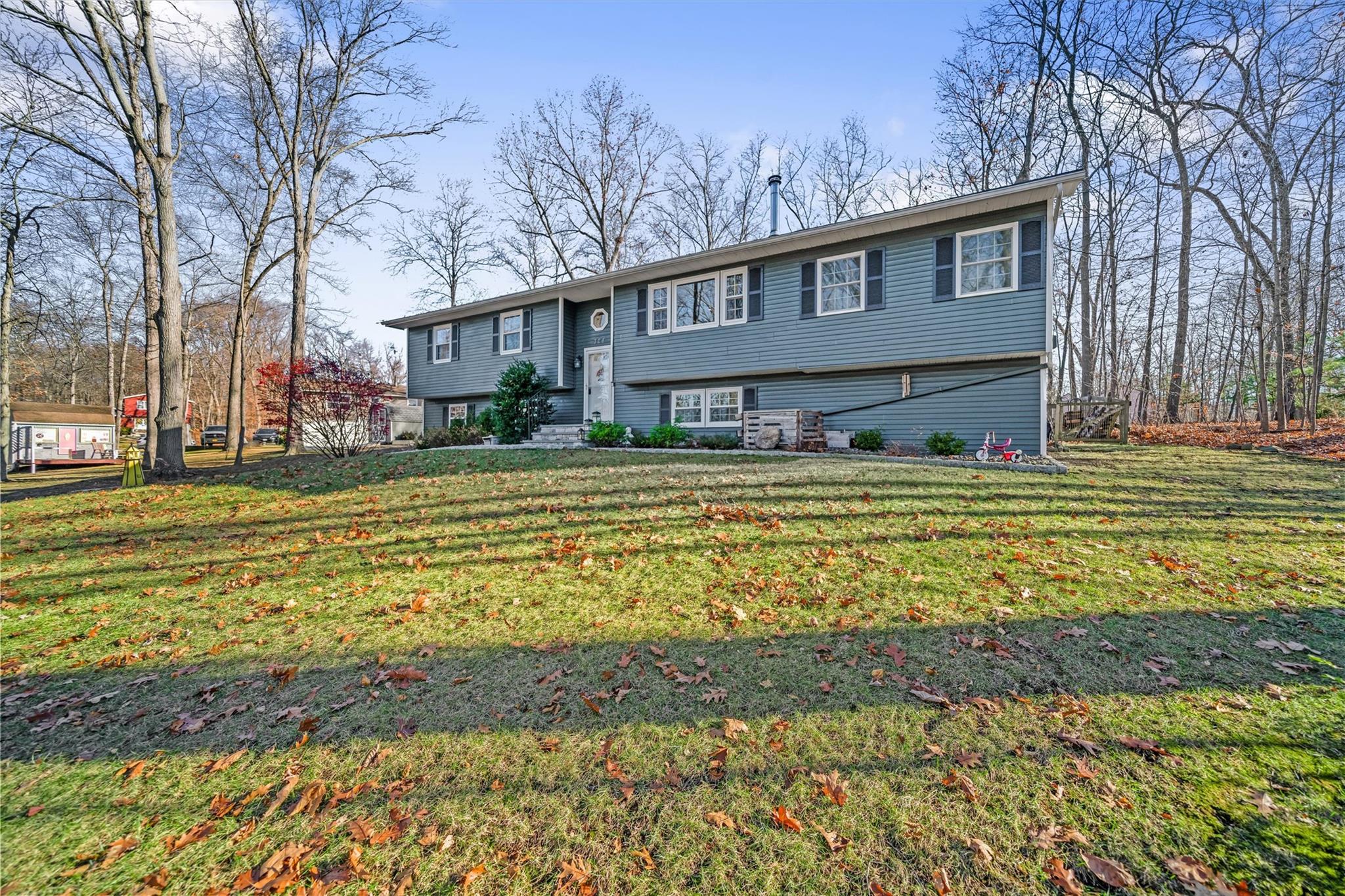 Raised ranch featuring a front yard