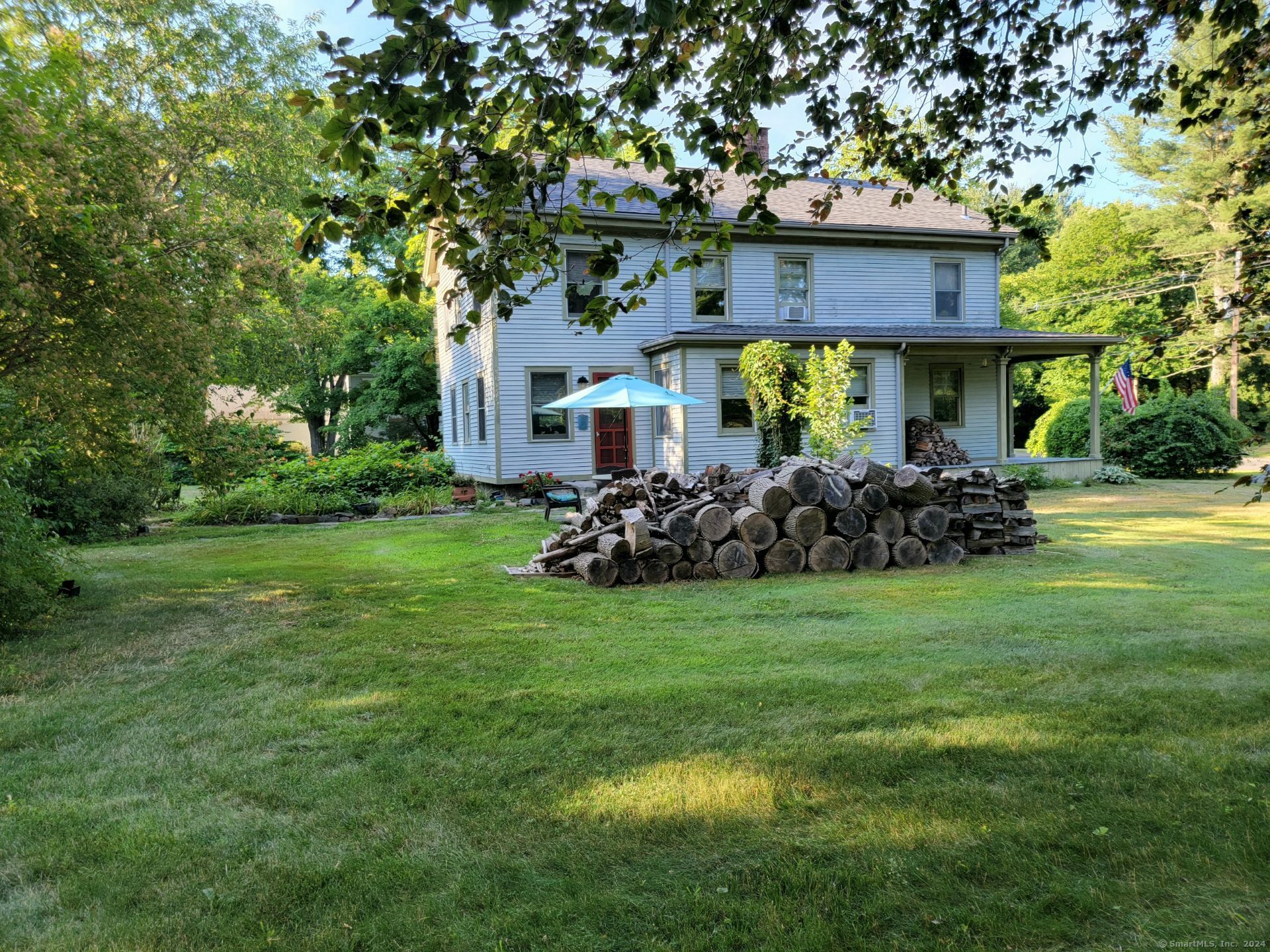 a view of a house with a back yard