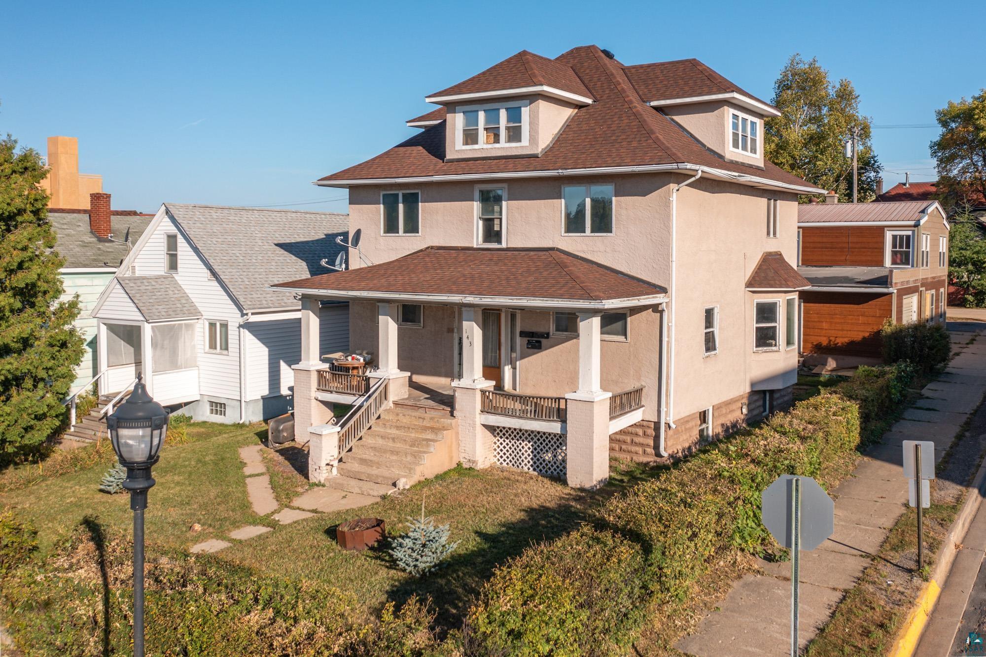 View of front facade featuring a front yard and a porch