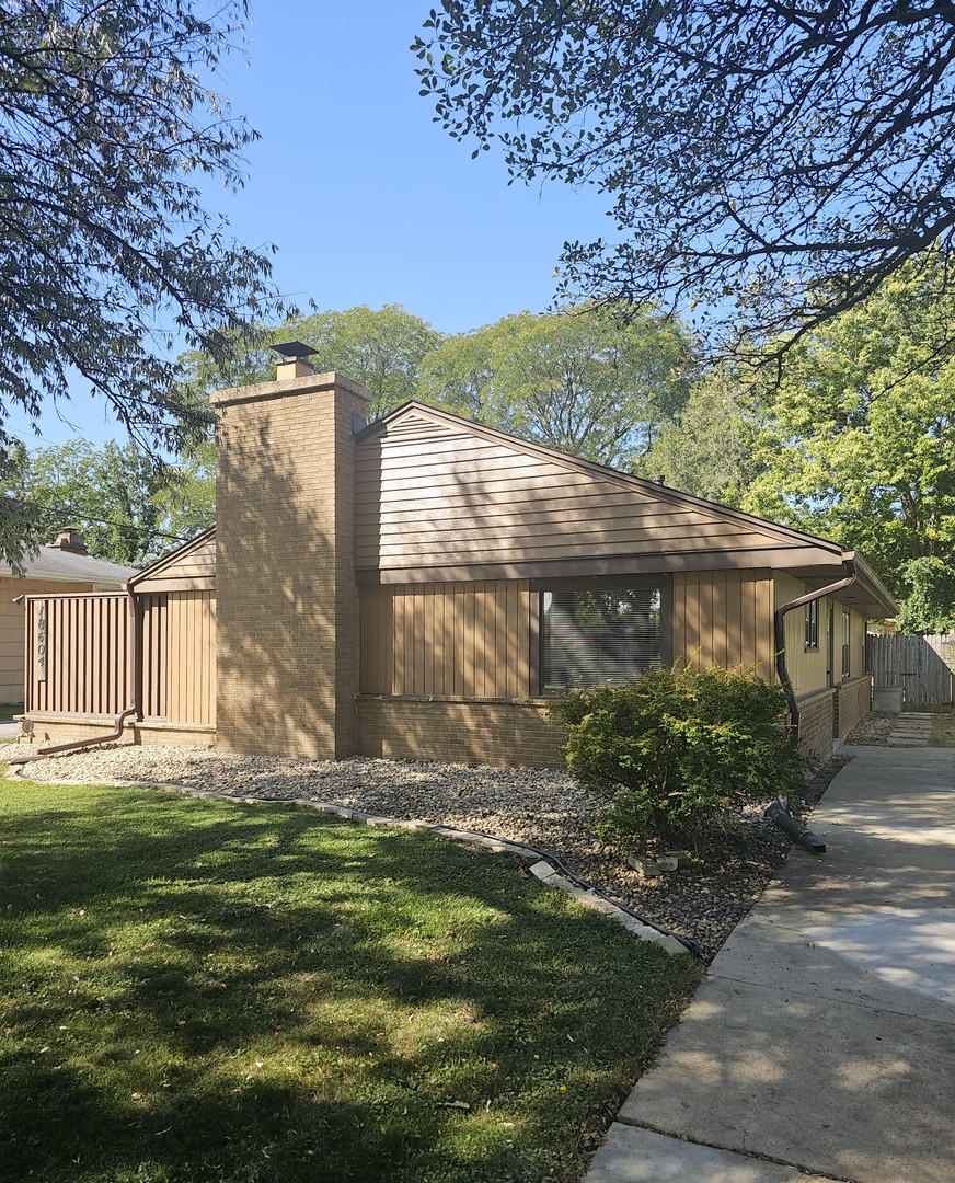 a view of a back yard of the house