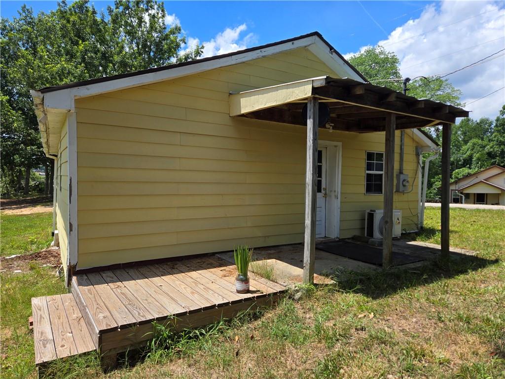 a view of back yard of the house