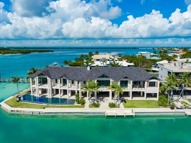 $13,400,000 | 201 West Seaview Drive | Plantation Island