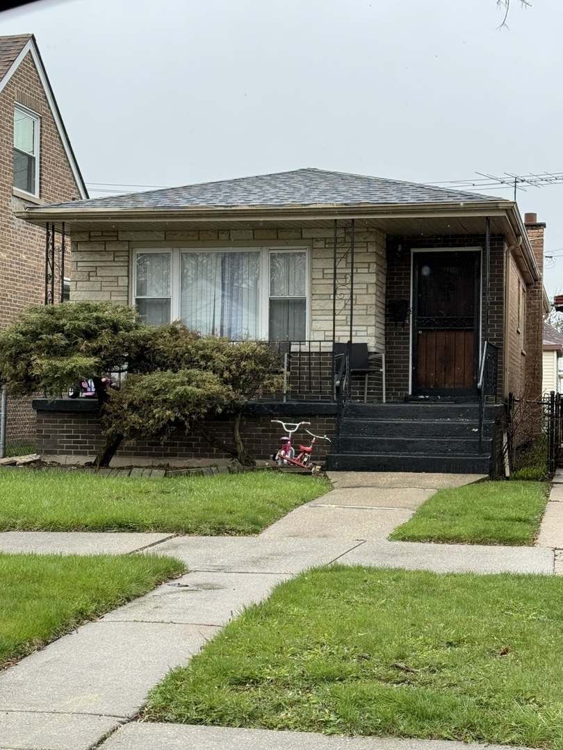 a view of a house with backyard and garden