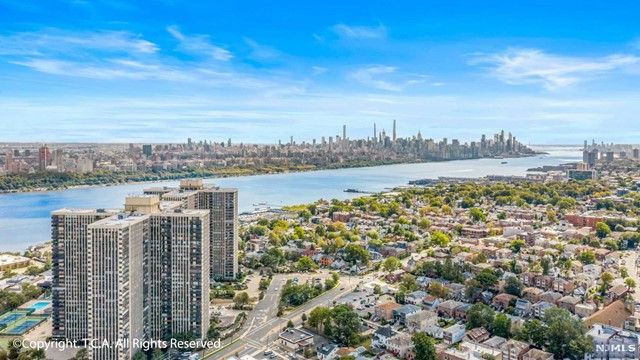 $618,000 | 200 Winston Drive, Unit 3020 | Cliffside Park