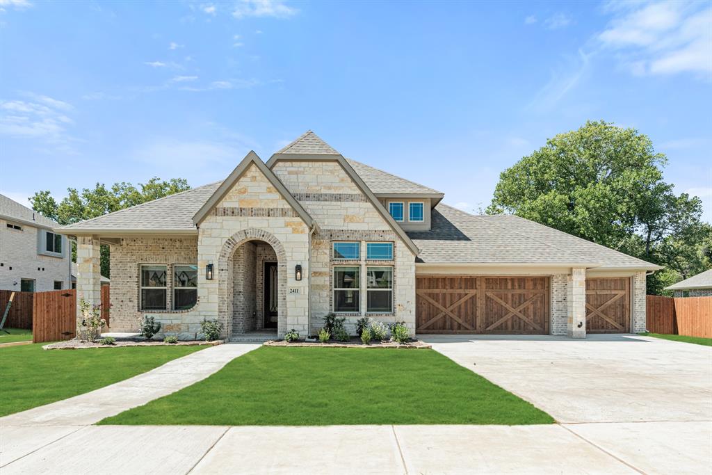 a view of a yard in front of a house