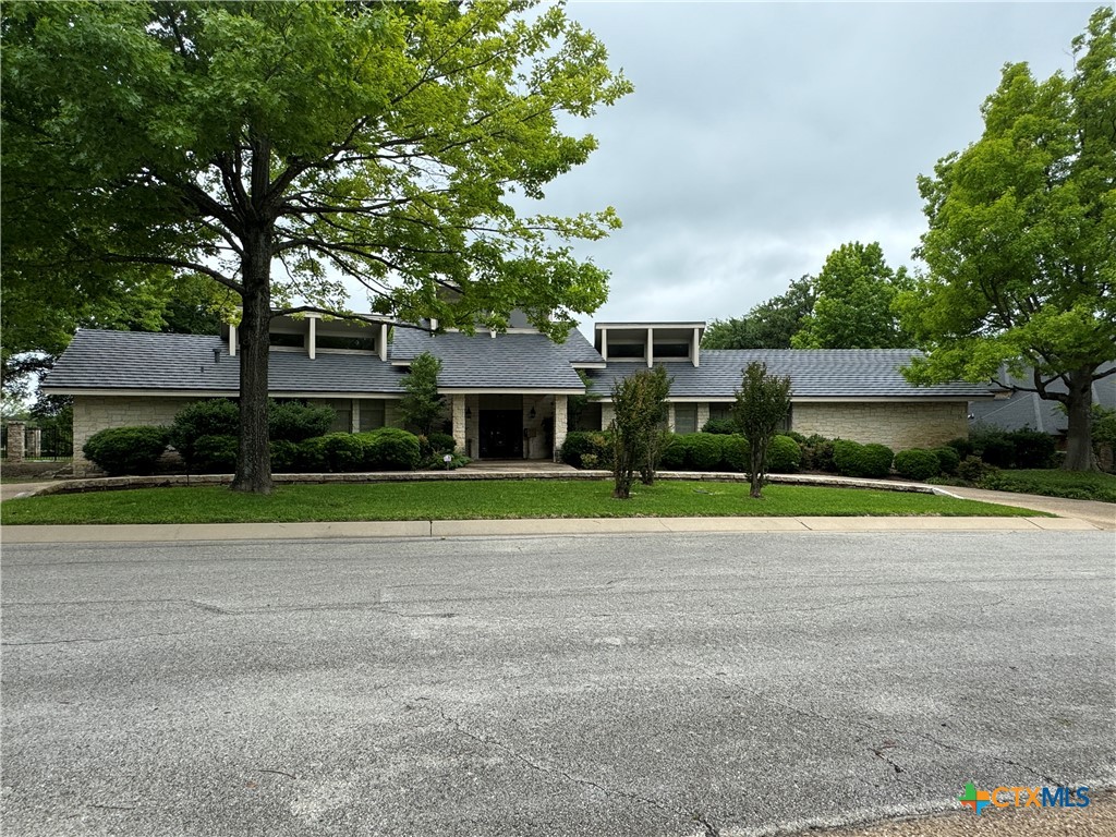 a view of a house with a outdoor space