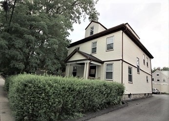 a view of a yard in front of house