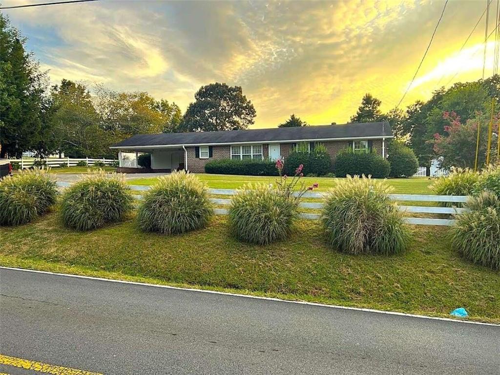 a view of a house with a yard