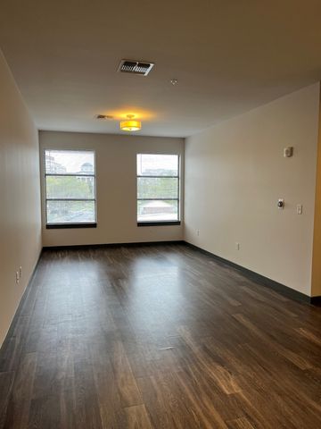 $2,500 | 1900 12th Avenue South, Unit 302 | 12 South