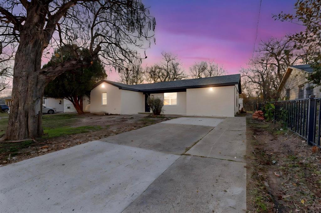 a view of a house with a yard