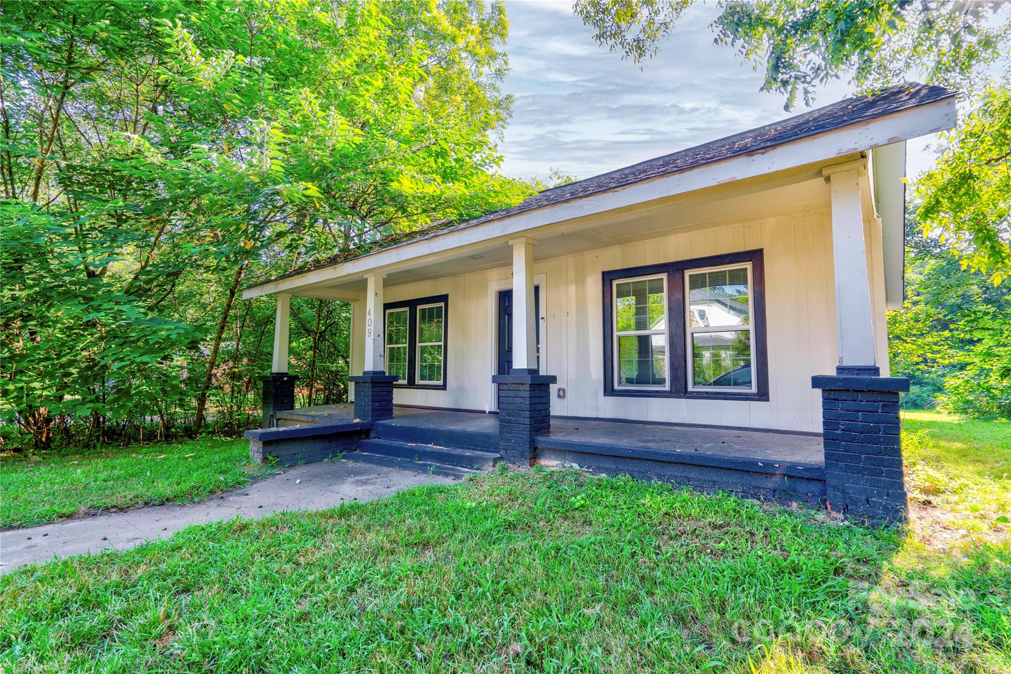 a view of outdoor space yard and porch