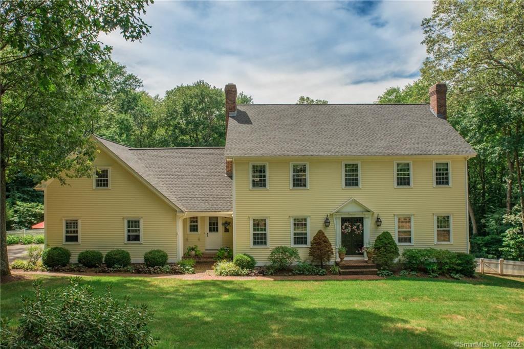 a view of a house with backyard