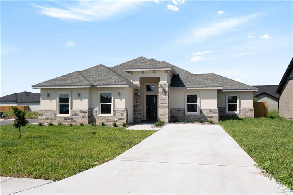 Prairie-style home featuring a front yard