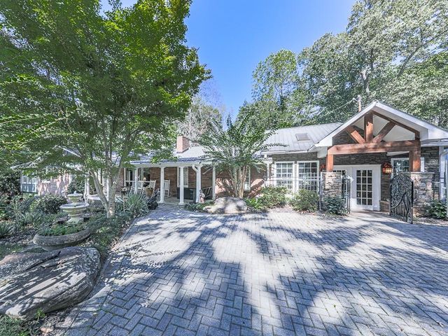 $895,000 | 263 Mountainview Circle