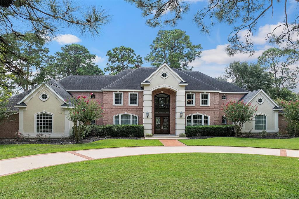 Welcome home to 39 Gleannloch Estates! This majestic, traditional style custom home is perched on an acre golf course lot with mature trees making for fabulous views from every angle! A fabulous circle driveway provides ample parking for all your friends and family who come for a visit and offers a great curb appeal for all passers-by!