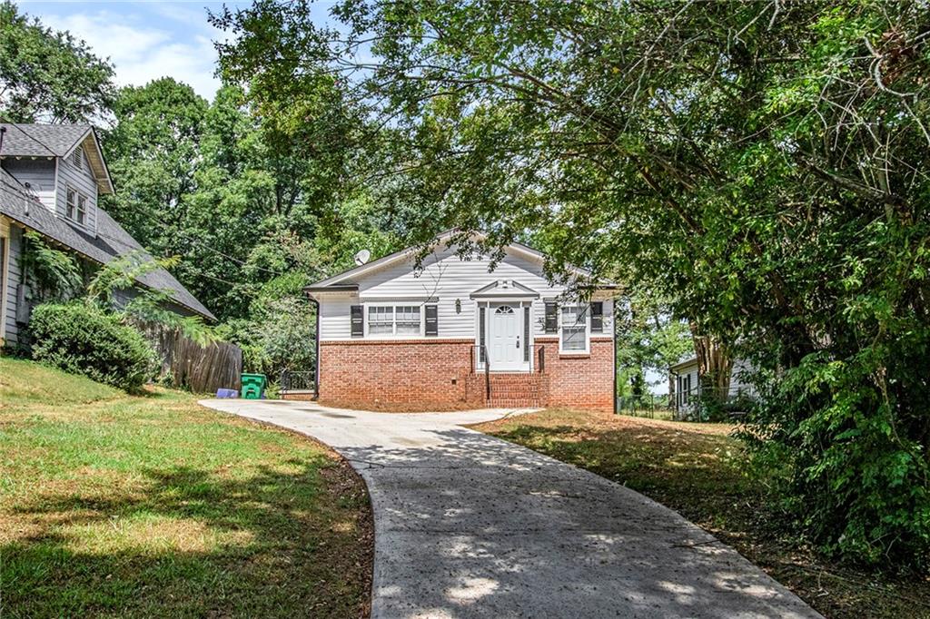 a view of a house with a yard