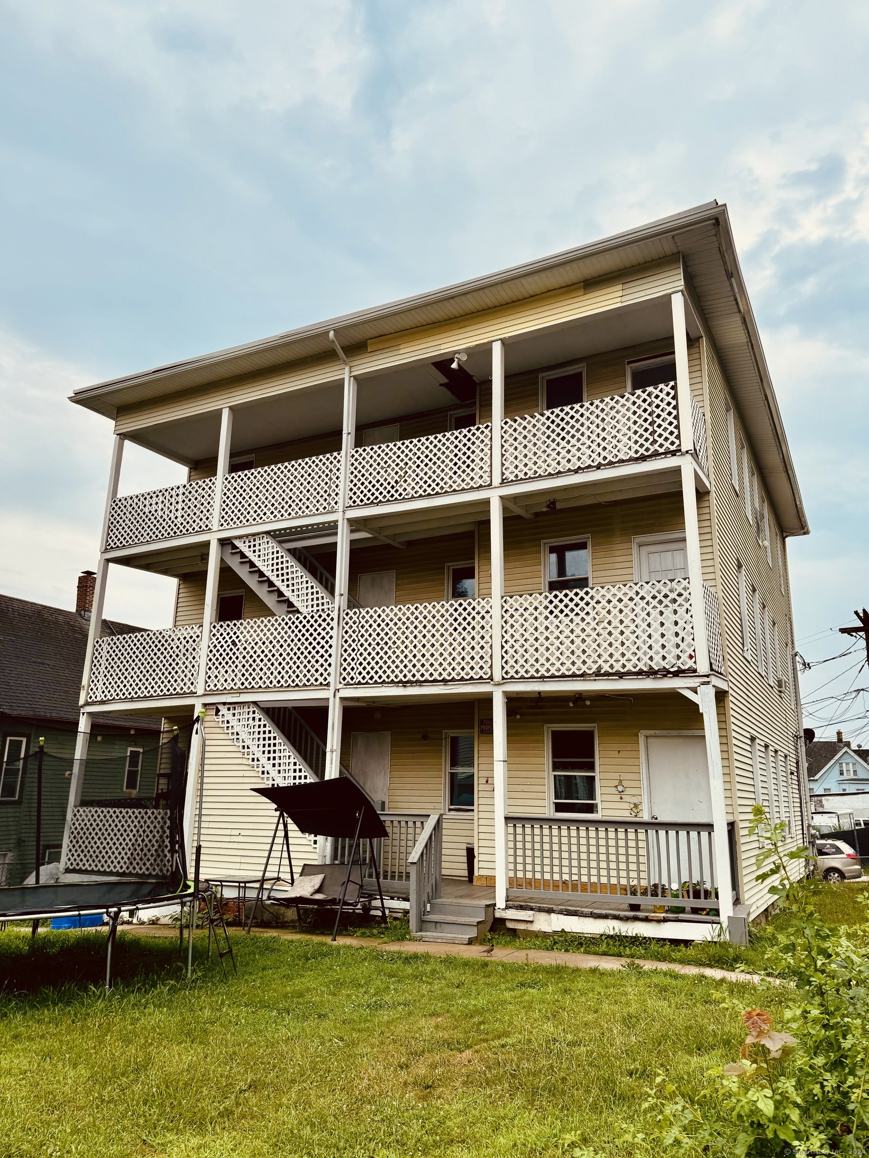 a view of a house with a yard