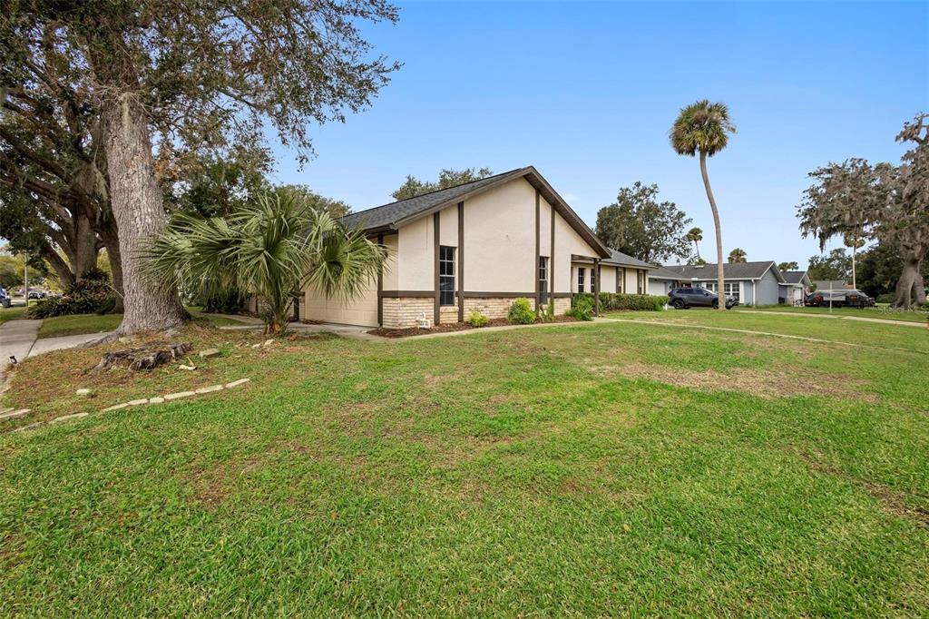 a view of a house with a yard