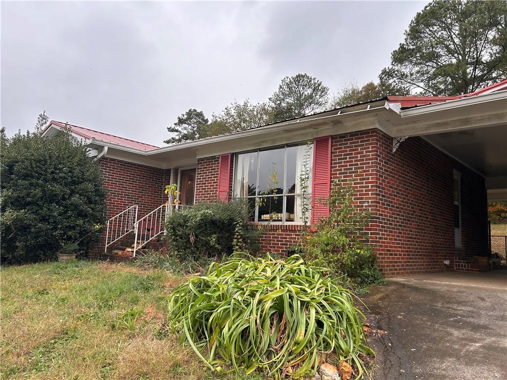 a front view of house with yard