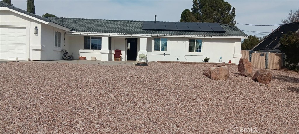 a view of a house with backyard and porch