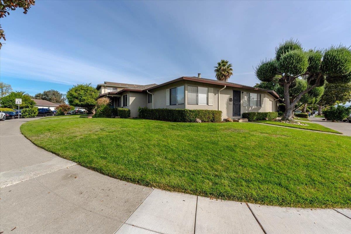 a view of a house with a yard