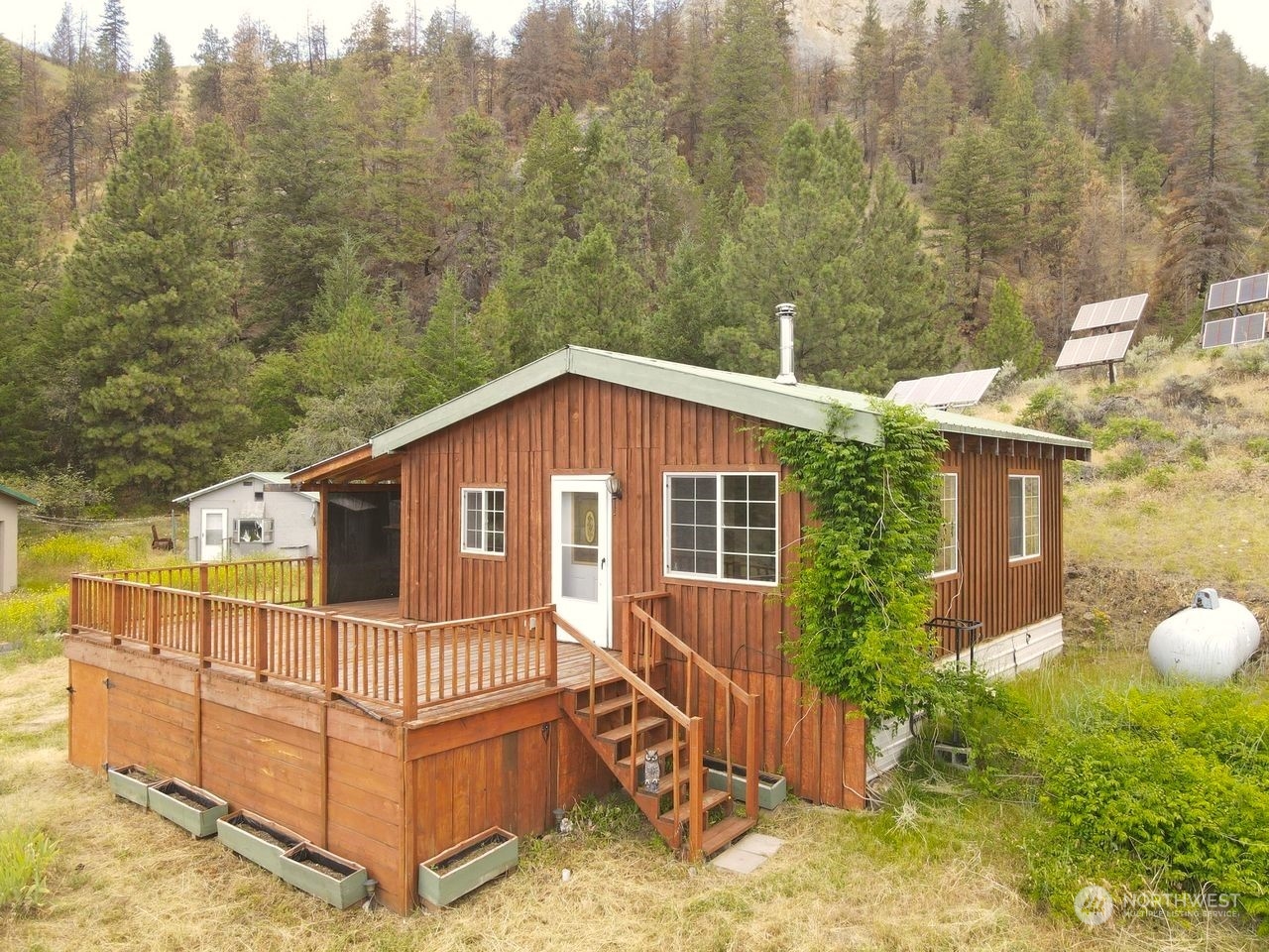 a view of a house with a yard