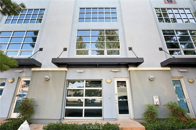 $718,000 | 709 Poinsettia Street North | Downtown Santa Ana