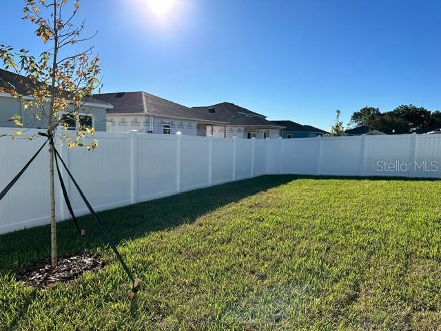 a view of a backyard