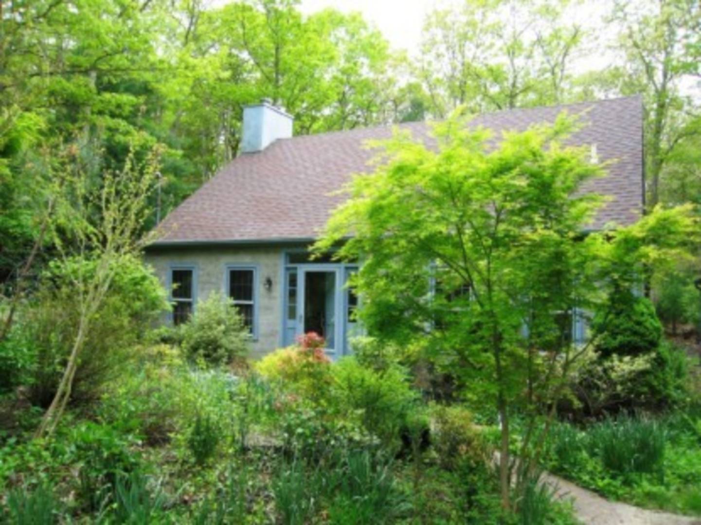 a view of a house with lots of trees