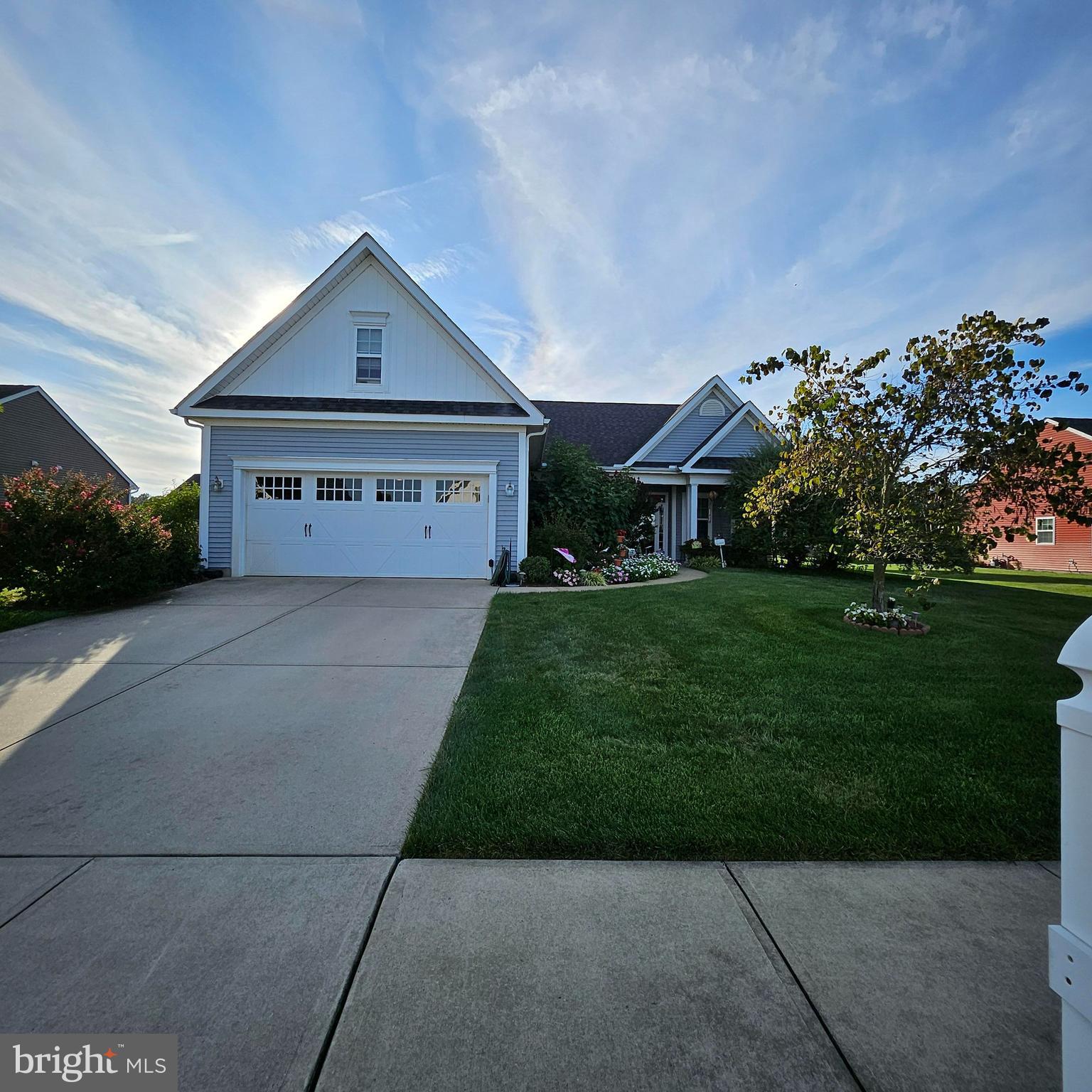 a view of house with garden