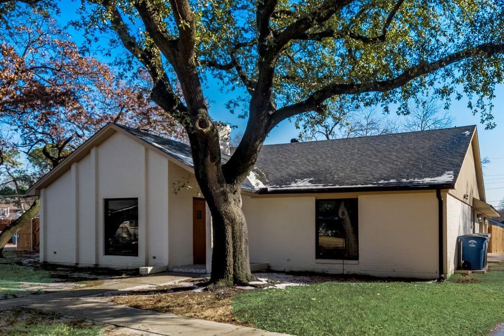 a view of a house with a yard