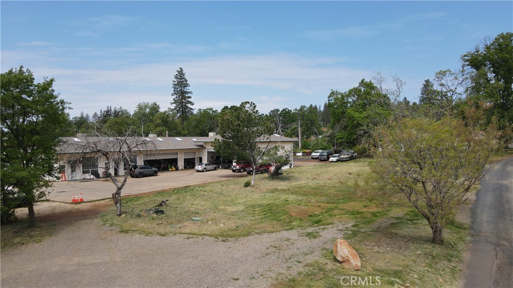 a view of backyard of the house