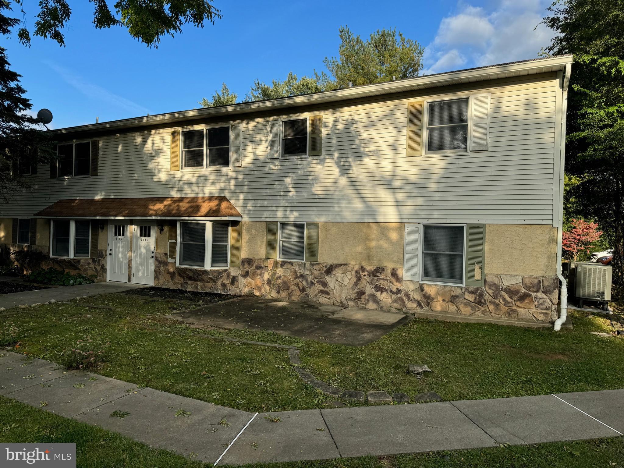 a view of a yard in front of house