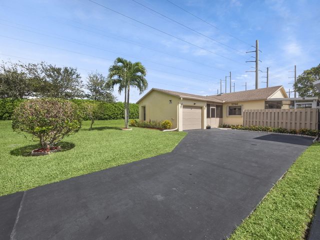 $359,000 | 5786 Mirror Lakes Boulevard | Mirror Lakes