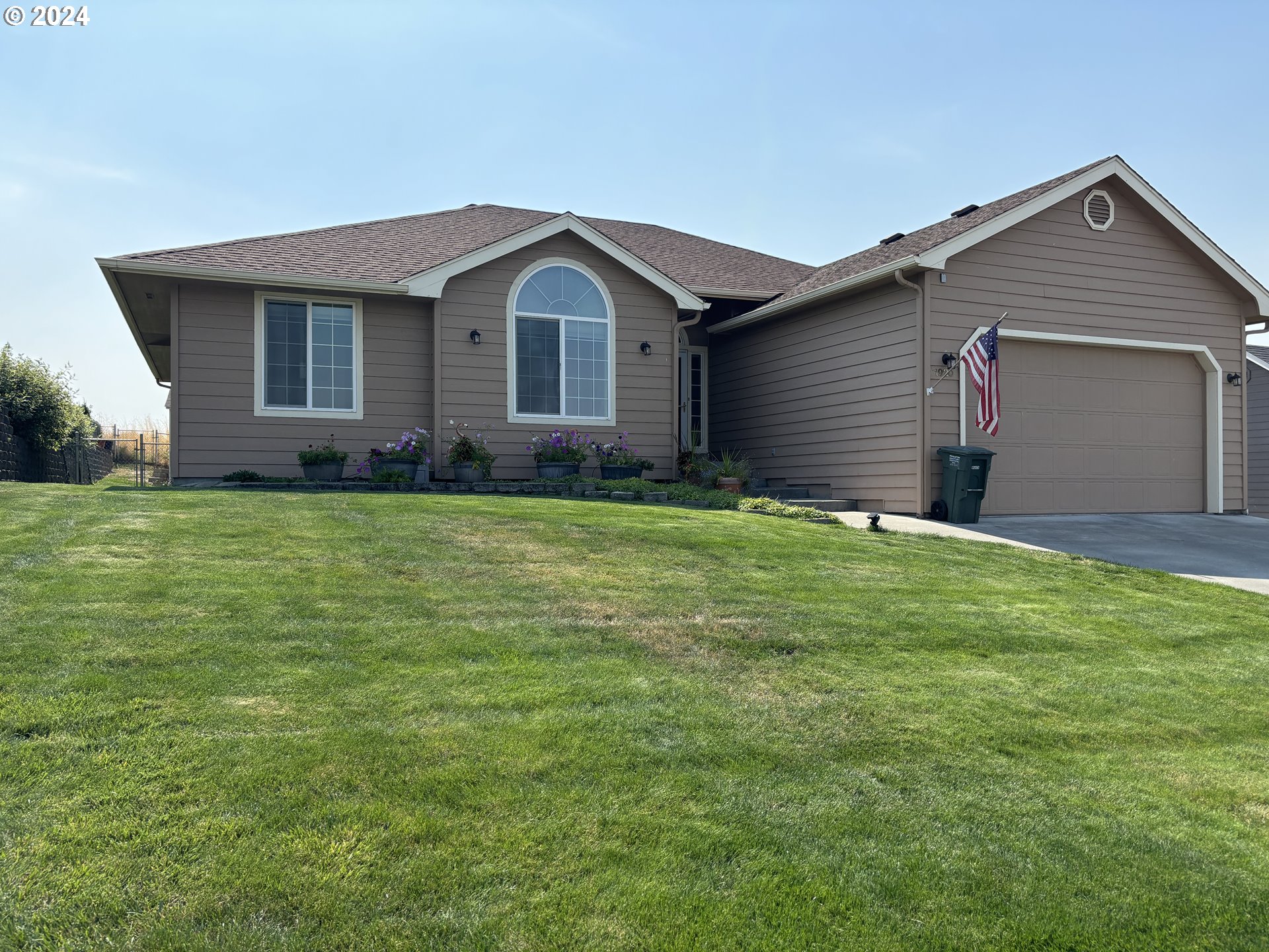 a front view of house with yard and garage