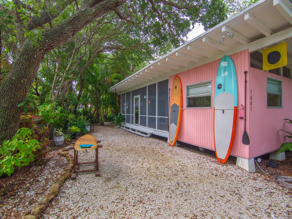 a view of a house with backyard and sitting area