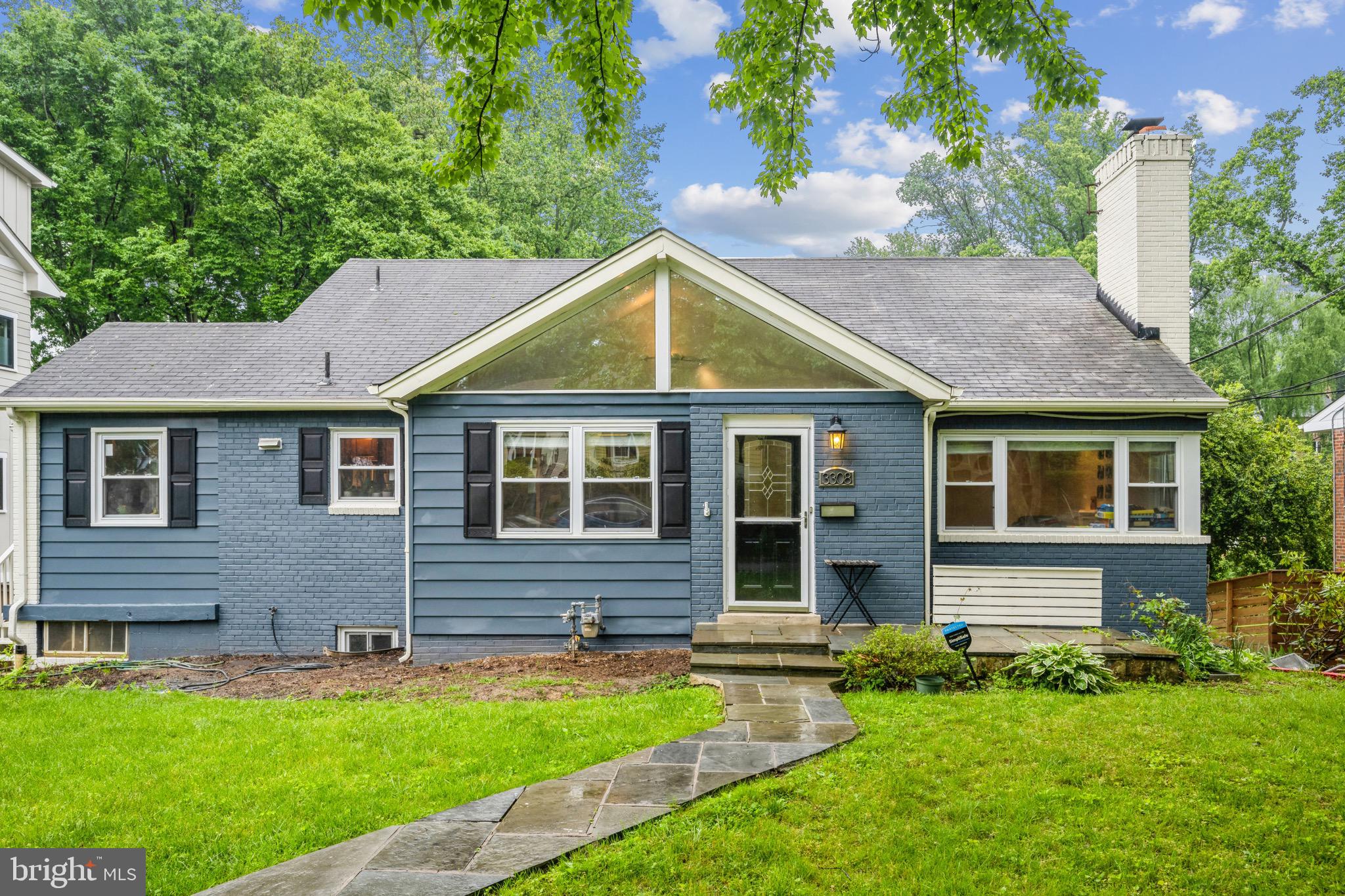 a view of a house with a yard