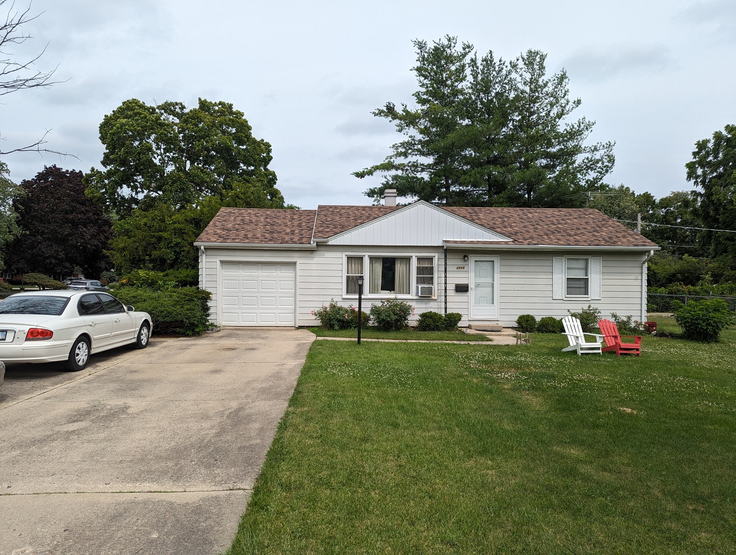 a view of a house with backyard and garden