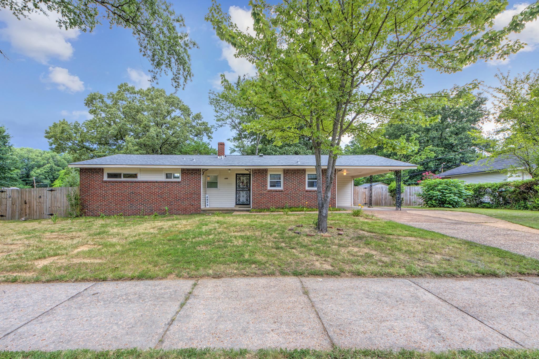 a view of a house with a yard