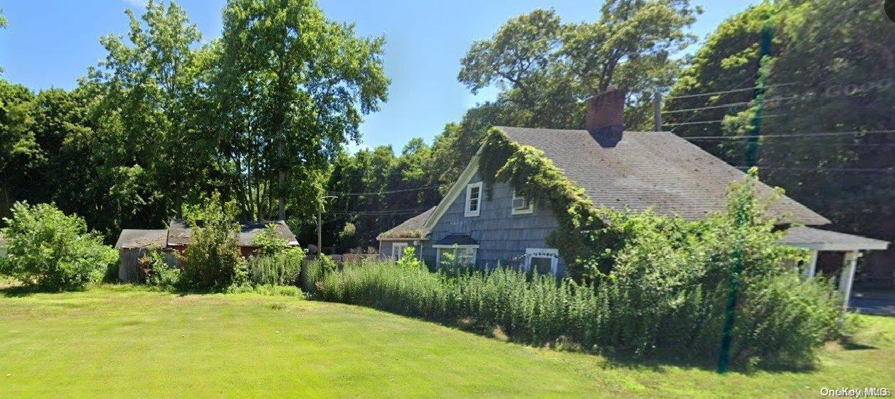 a view of a back yard