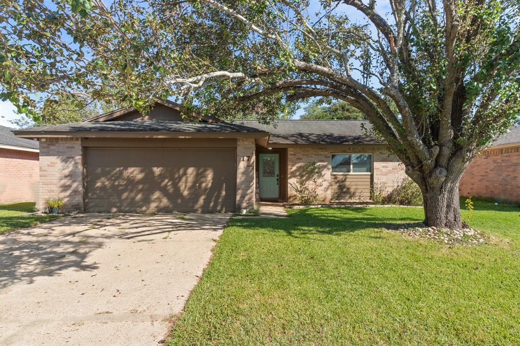 a front view of house with yard