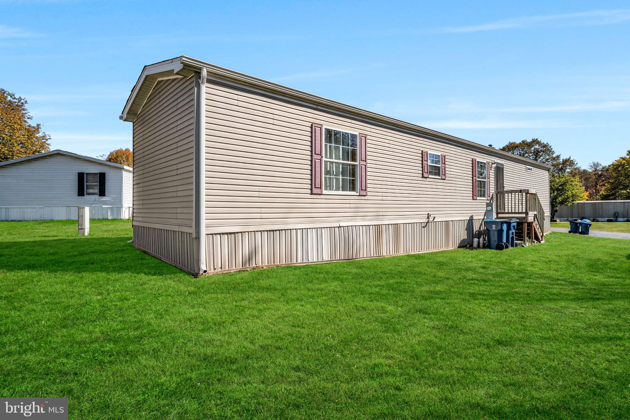 a view of a house with backyard