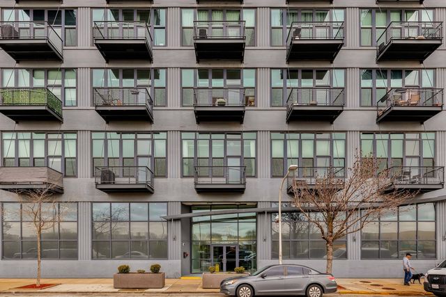 $345,000 | 1224 West Van Buren Street, Unit 702 | The Vanguard Loft